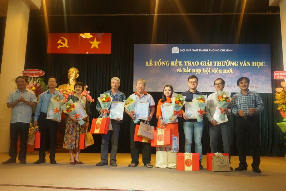 Nhà văn Bùi Anh Tấn (ngoài cùng, trái) và nhà thơ Phan Hoàng (ngoài cùng, phải) trao tặng thưởng cho các tác giả Nhà văn Bùi Anh Tấn (ngoài cùng, trái) và nhà thơ Phan Hoàng (ngoài cùng, phải) trao tặng thưởng cho các tác giả