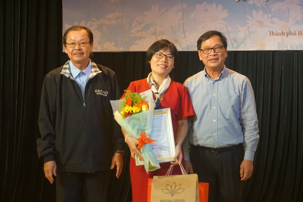 Nhà văn Võ Thu Hương nhận giải Văn học thiếu nhi cho tập truyện ngắn "Điều kỳ diệu dưới những gốc anh đào" Nhà văn Võ Thu Hương nhận giải Văn học thiếu nhi cho tập truyện ngắn "Điều kỳ diệu dưới những gốc anh đào"