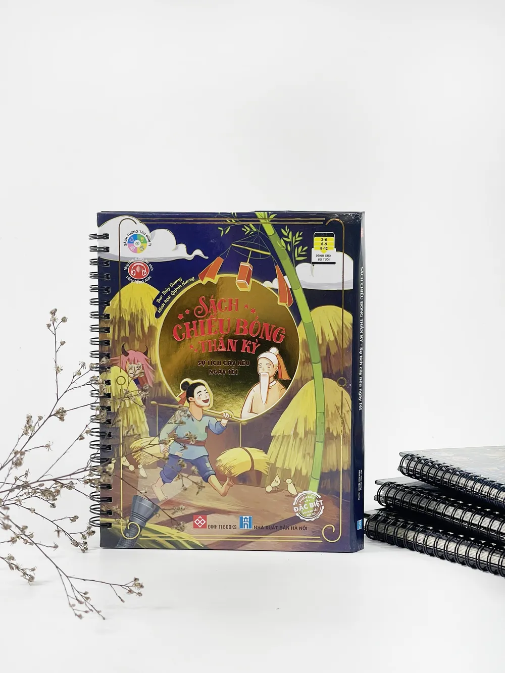 Lấy cảm hứng từ truyện cổ tích cùng tên, "Sách chiếu bóng: Sự tích cây Nêu ngày Tết" được biên soạn và tóm gọn bằng thể thơ lục bát Lấy cảm hứng từ truyện cổ tích cùng tên, "Sách chiếu bóng: Sự tích cây Nêu ngày Tết" được biên soạn và tóm gọn bằng thể thơ lục bát