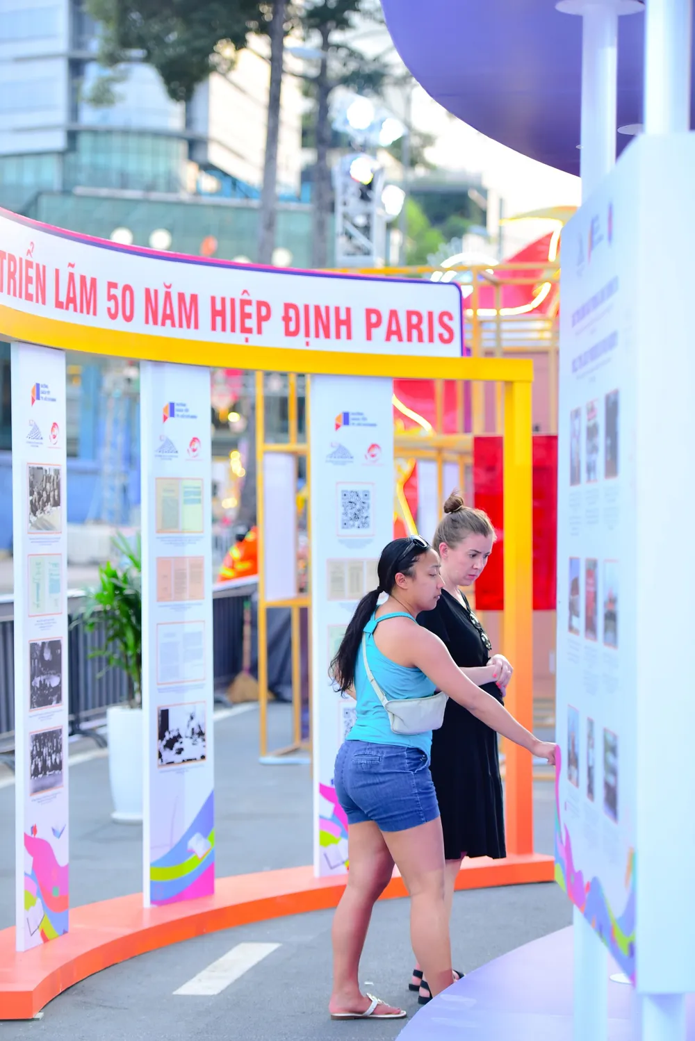 Du khách nước ngoài tham quan Lễ hội Đường sách Tết. Ảnh: DŨNG PHƯƠNG Du khách nước ngoài tham quan Lễ hội Đường sách Tết. Ảnh: DŨNG PHƯƠNG