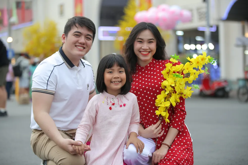 Lễ hội Đường sách Tết Quý Mão còn là nơi để các gia đình cùng nhau chụp ảnh lưu niệm. Ảnh: DŨNG PHƯƠNG Lễ hội Đường sách Tết Quý Mão còn là nơi để các gia đình cùng nhau chụp ảnh lưu niệm. Ảnh: DŨNG PHƯƠNG