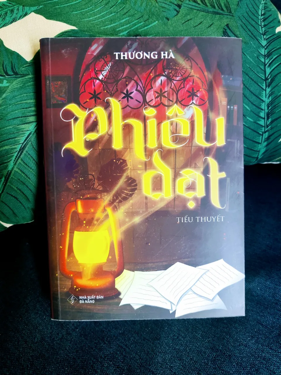 &quot;Phiêu dạt&quot; là tiểu thuyết thứ 7 của tác giả Thương Hà, do Huyền Đức và NXB Đà Nẵng phát hành