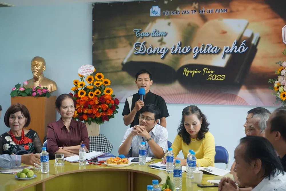 Toạ đàm &quot;Dòng thơ giữa phố&quot; là hoạt động mở màn cho Ngày thơ Việt Nam tại TPHCM năm nay