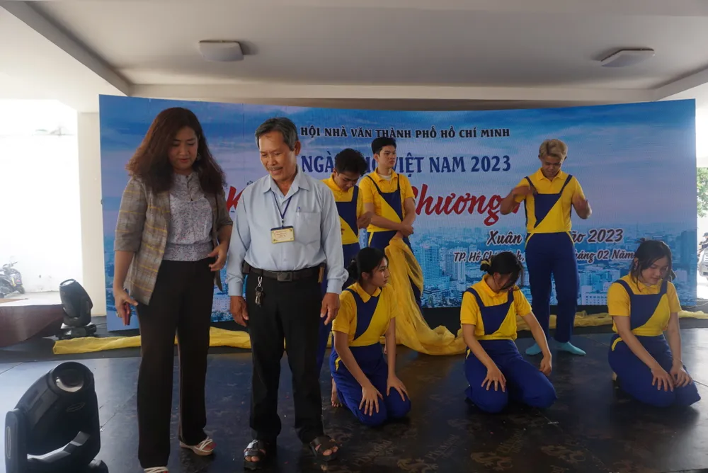 Nhà văn Nguyễn Thu Phương (trái) giữ vai trò tổng đạo diễn chương trình Ngày thơ Việt Nam năm 2023 tại TPHCM