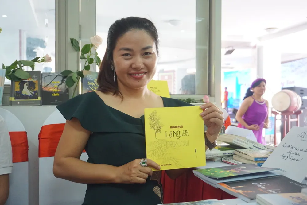 Nhà thơ Ngô Thị Hạnh túc trực tại Sân thơ trẻ