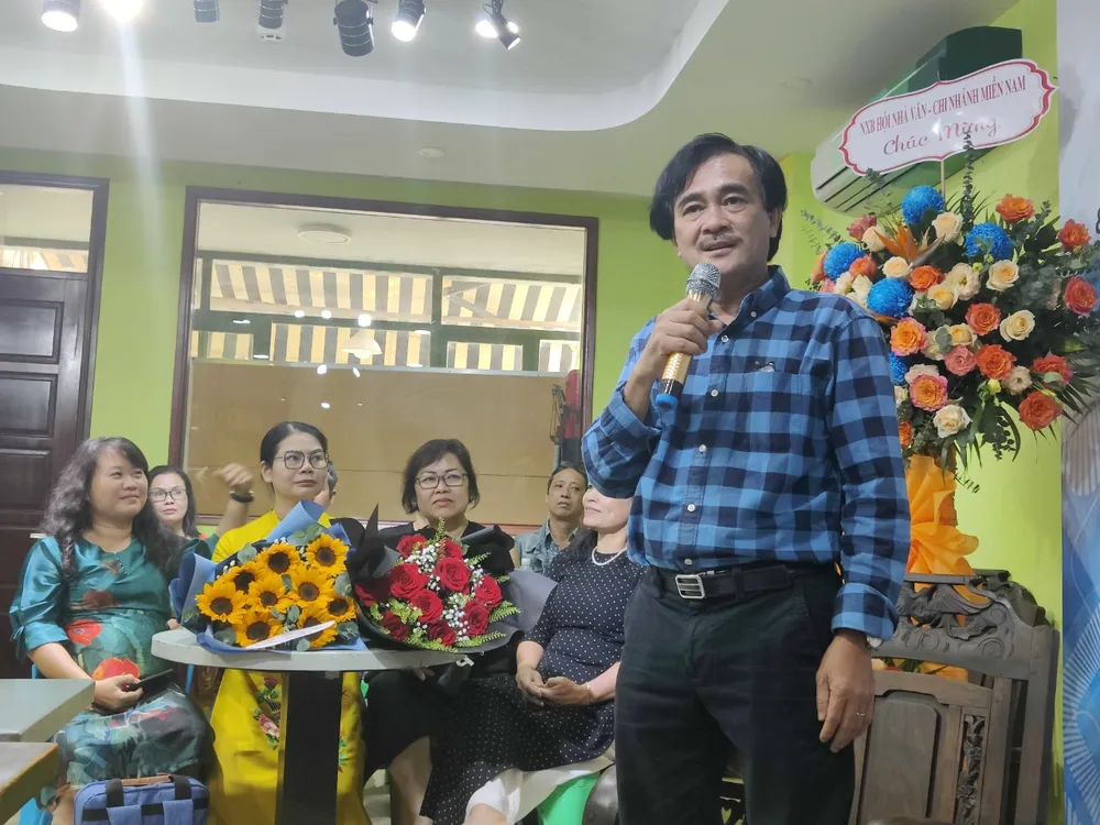 Nhà thơ Phan Hoàng nhận Giải thưởng Nghệ thuật Danube cho tập thơ "Chất vấn thói quen" Nhà thơ Phan Hoàng nhận Giải thưởng Nghệ thuật Danube cho tập thơ "Chất vấn thói quen"