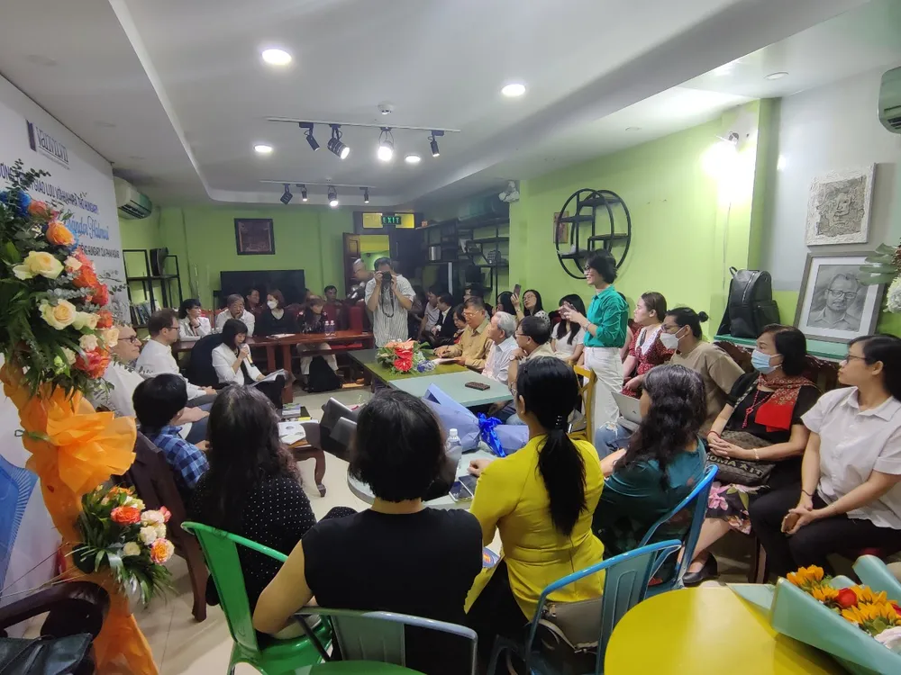 Chương trình giao lưu diễn ra trong không gian ấm cúng và thân tình. Đông đảo nhà văn, nhà thơ của TPHCM đã đến tham dự. Chương trình giao lưu diễn ra trong không gian ấm cúng và thân tình. Đông đảo nhà văn, nhà thơ của TPHCM đã đến tham dự.