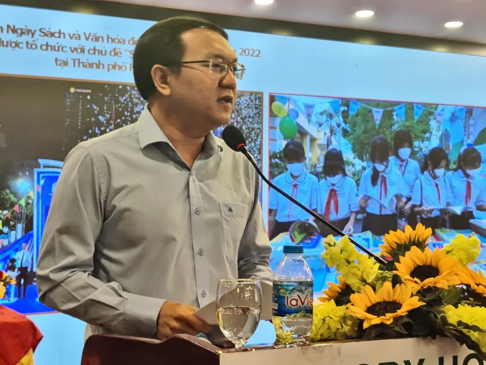 Ông Lâm Đình Thắng, Giám đốc Sở Thông tin - Truyền thông TPHCM trình bày tham luận &quot;Phát triển văn hóa đọc&quot; tại TPHCM