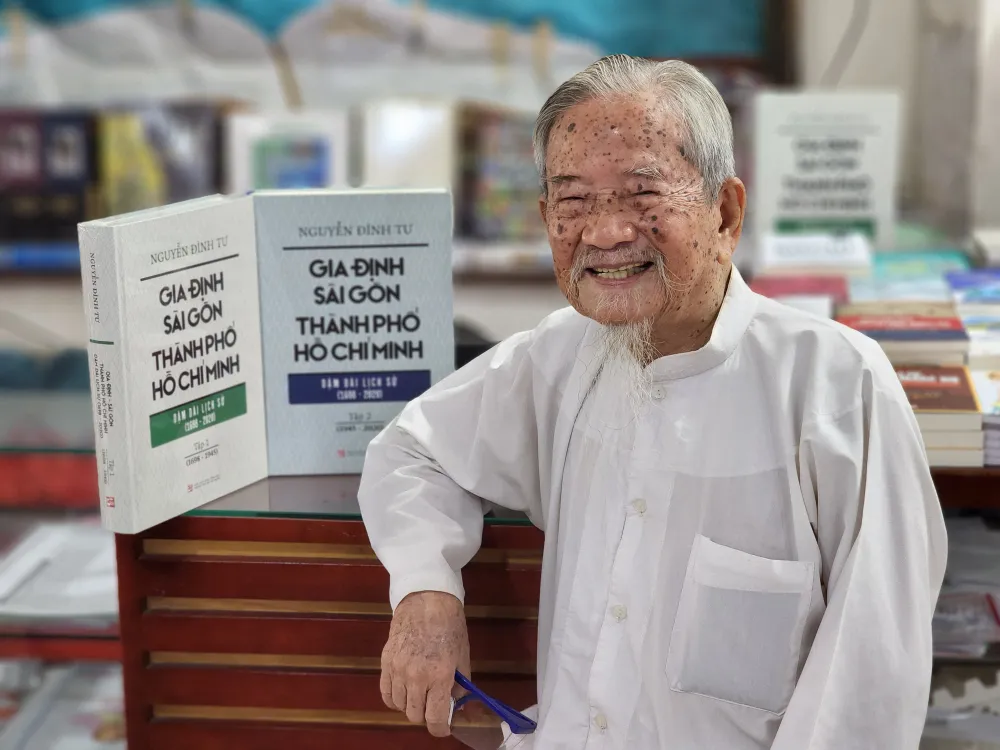 Nhà nghiên cứu Nguyễn Đình Tư bên bộ sách &quot;Gia Định - Sài Gòn - Thành phố Hồ Chí Minh: dặm dài lịch sử (1698-2020)&quot;
