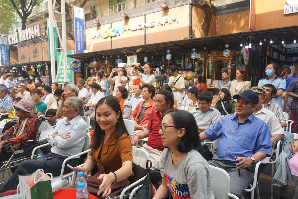 Đông đảo người thân và bạn đọc của nhà thơ Lê Minh Quốc đã tới tham dự chương trình