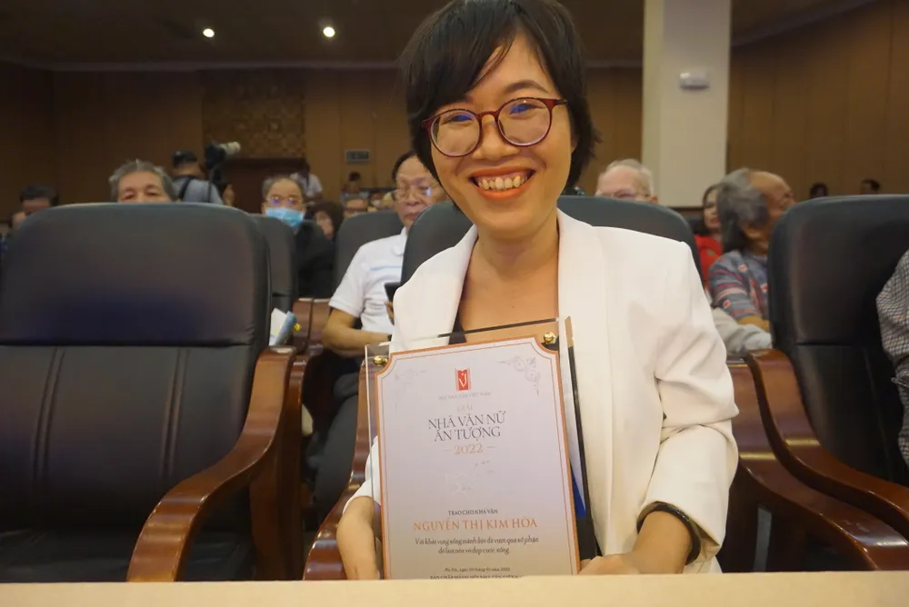Nhà văn Nguyễn Thị Kim Hòa đến từ Ninh Thuận nhận giải Nhà văn nữ ấn tượng Nhà văn Nguyễn Thị Kim Hòa đến từ Ninh Thuận nhận giải Nhà văn nữ ấn tượng