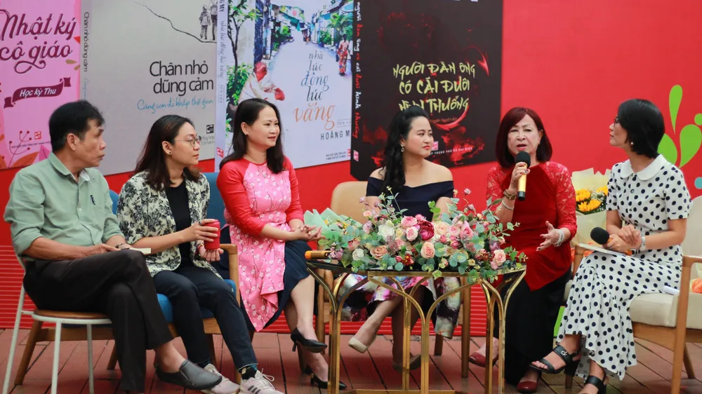 Các tác giả và khách mời tại chương trình. Từ trái qua: Nhà thơ Lê Minh Quốc, Hồ Yên Thục, Hoàng My, Cao Bảo Vy, Phạm Thị Ngọc Liên và MC Phương Huyền Các tác giả và khách mời tại chương trình. Từ trái qua: Nhà thơ Lê Minh Quốc, Hồ Yên Thục, Hoàng My, Cao Bảo Vy, Phạm Thị Ngọc Liên và MC Phương Huyền