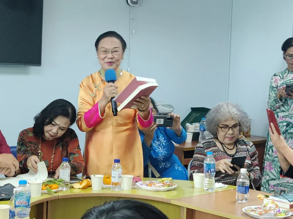 Nhà thơ Hồ Đắc Thiếu Anh ngâm thơ tại chương trình. Bà cũng là một trong 53 tác giả góp mặt trong tuyển tập "Lá của mùa" Nhà thơ Hồ Đắc Thiếu Anh ngâm thơ tại chương trình. Bà cũng là một trong 53 tác giả góp mặt trong tuyển tập "Lá của mùa"