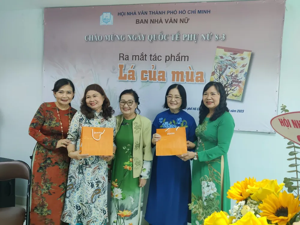 Ban Nhà văn nữ gửi lời cảm ơn đến những người tham gia tổ chức và thực hiện tuyển tập "Lá của mùa" Ban Nhà văn nữ gửi lời cảm ơn đến những người tham gia tổ chức và thực hiện tuyển tập "Lá của mùa"