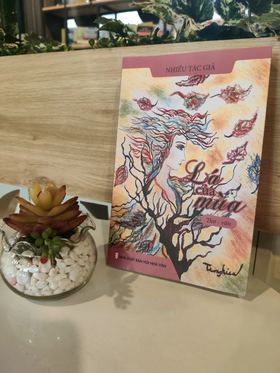 Tuyển tập "Lá của mùa" là ấn phẩm thứ 3 do Ban Nhà văn nữ - Hội Nhà văn TPHCM thực hiện, tập hợp 53 gương mặt là các nữ tác giả đang hoạt động sôi nổi tại TPHCM Tuyển tập "Lá của mùa" là ấn phẩm thứ 3 do Ban Nhà văn nữ - Hội Nhà văn TPHCM thực hiện, tập hợp 53 gương mặt là các nữ tác giả đang hoạt động sôi nổi tại TPHCM