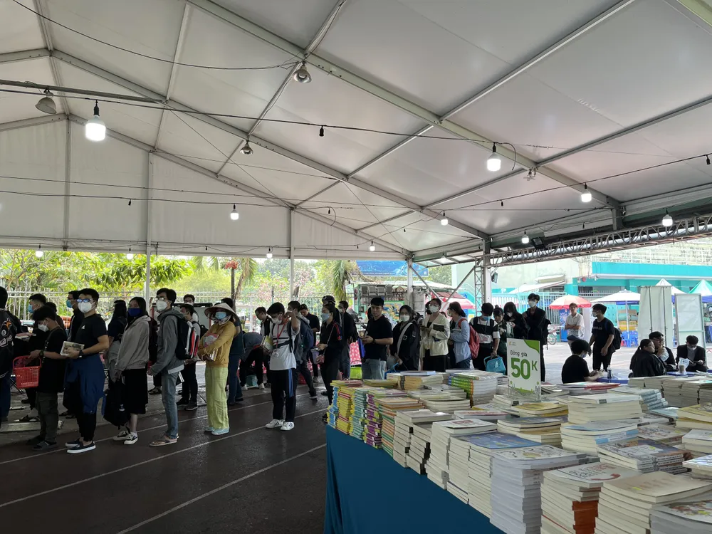 Bạn đọc xếp hàng mua sách tại Hội sách xuyên Việt lần 6 Bạn đọc xếp hàng mua sách tại Hội sách xuyên Việt lần 6