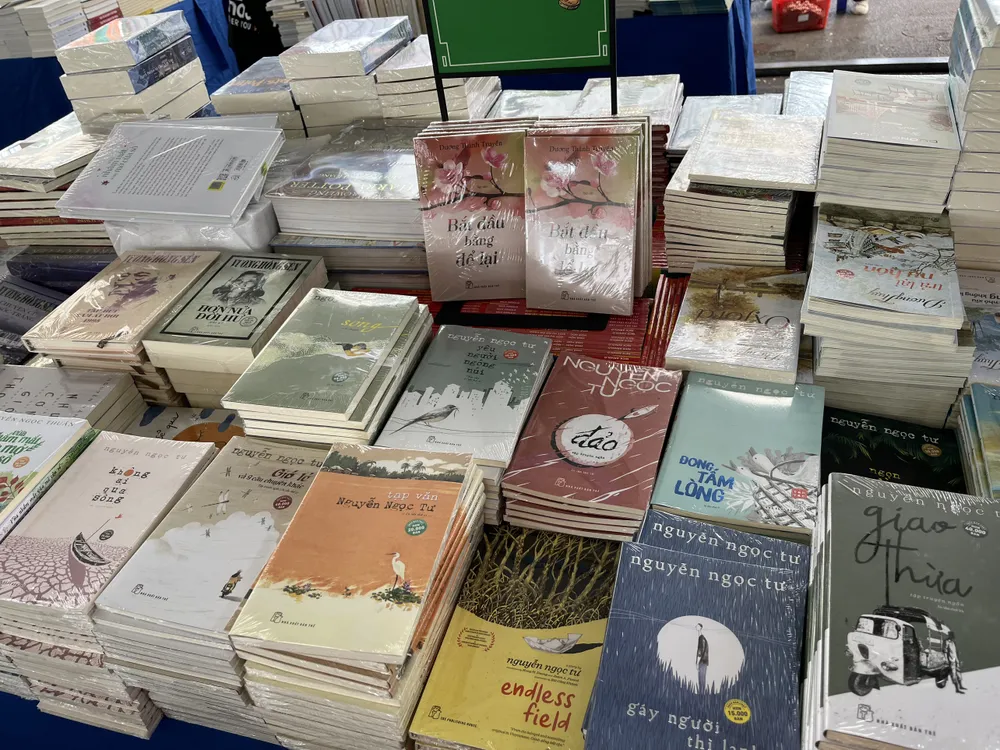 Hội sách xuyên Việt lần 6 mang đến hơn 15.000 tựa sách thuộc nhiều thể loại khác nhau Hội sách xuyên Việt lần 6 mang đến hơn 15.000 tựa sách thuộc nhiều thể loại khác nhau