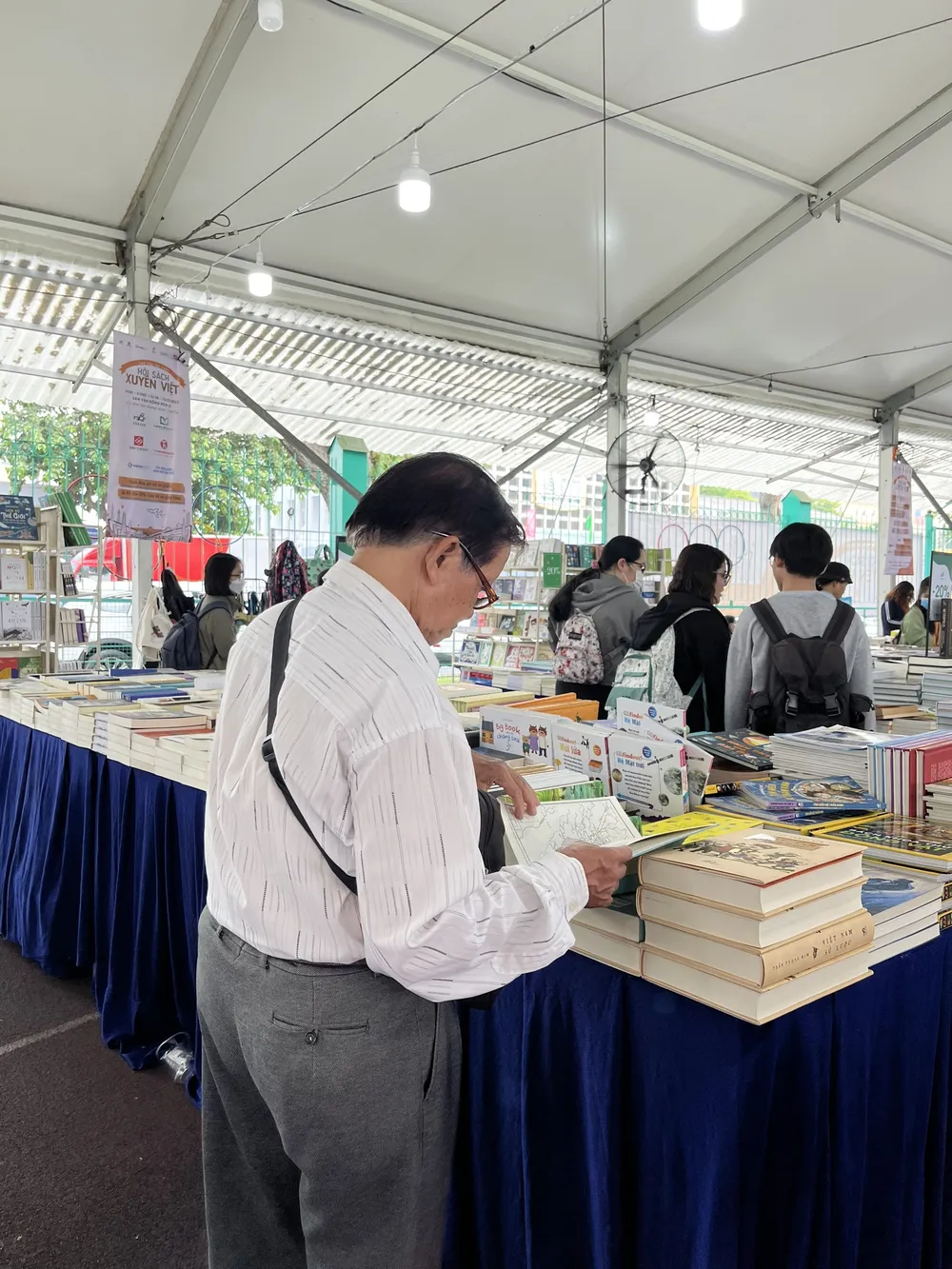 Bạn đọc thuộc nhiều đối tượng, lứa tuổi tham gia mua sách tại Hội sách xuyên Việt lần 6 Bạn đọc thuộc nhiều đối tượng, lứa tuổi tham gia mua sách tại Hội sách xuyên Việt lần 6