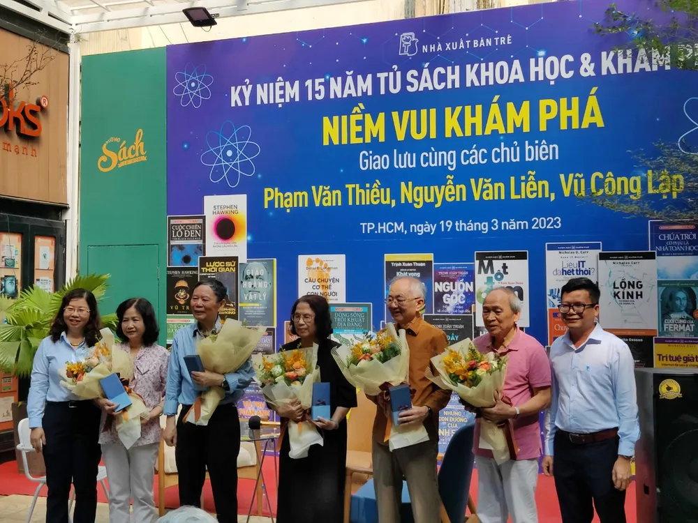 Đại diện NXB Trẻ tặng hoa tri ân ba chủ biên và những người góp công cho sự ra đời của Tủ sách Khoa học và Khám phá Đại diện NXB Trẻ tặng hoa tri ân ba chủ biên và những người góp công cho sự ra đời của Tủ sách Khoa học và Khám phá