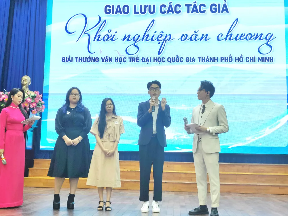 Tác giả Trần Văn Thiên (thứ 2 từ phải qua, giải nhất thơ), Trần Thị Thuỳ Dung (giải nhất tản văn) và Phạm Nhã Chi (giải nhì truyện ngắn) Tác giả Trần Văn Thiên (thứ 2 từ phải qua, giải nhất thơ), Trần Thị Thuỳ Dung (giải nhất tản văn) và Phạm Nhã Chi (giải nhì truyện ngắn)