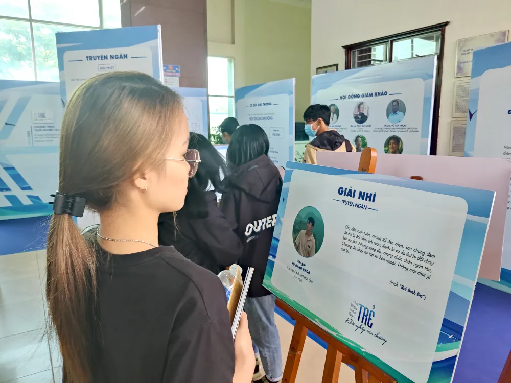 Các bạn trẻ tham quan và thưởng thức những tác phẩm đoạt giải tại “Giải thưởng Văn học trẻ ĐH Quốc gia TPHCM” năm 2022 Các bạn trẻ tham quan và thưởng thức những tác phẩm đoạt giải tại “Giải thưởng Văn học trẻ ĐH Quốc gia TPHCM” năm 2022