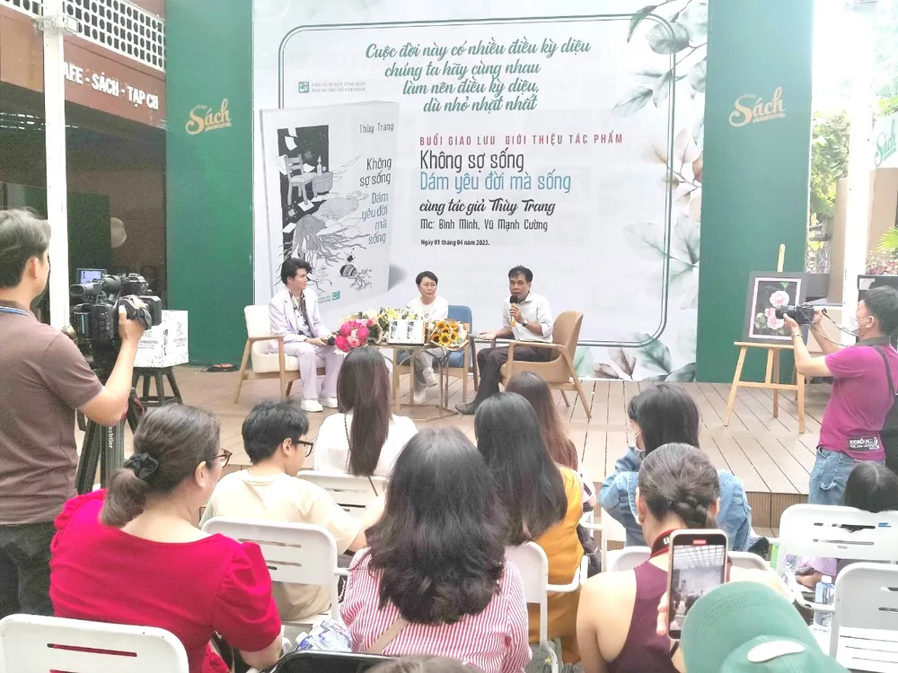 Nhà báo Thuỳ Trang (giữa), bên cạnh là nhà thơ Lê Minh Quốc tại chương trình ra mắt sách "Không sợ sống - Dám yêu đời mà sống" Nhà báo Thuỳ Trang (giữa), bên cạnh là nhà thơ Lê Minh Quốc tại chương trình ra mắt sách "Không sợ sống - Dám yêu đời mà sống"