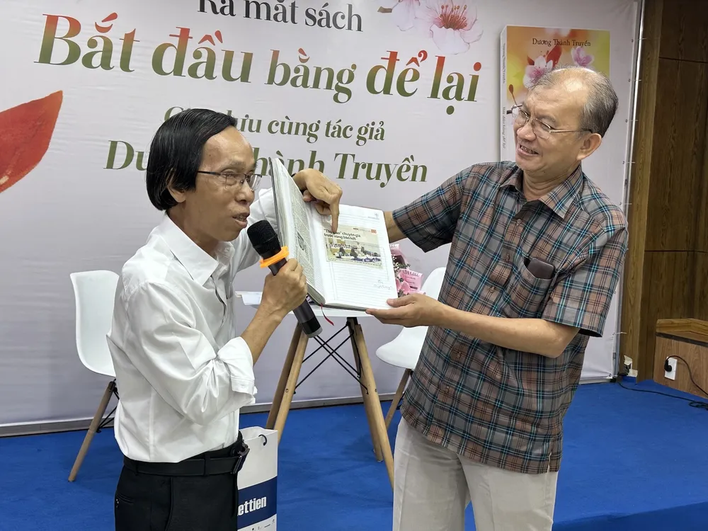 Bạn đọc Nguyễn Thanh Hùng Hai đi xe đò từ Cần Đước (Long An) lên TPHCM dự chương trình ra mắt sách Bạn đọc Nguyễn Thanh Hùng Hai đi xe đò từ Cần Đước (Long An) lên TPHCM dự chương trình ra mắt sách