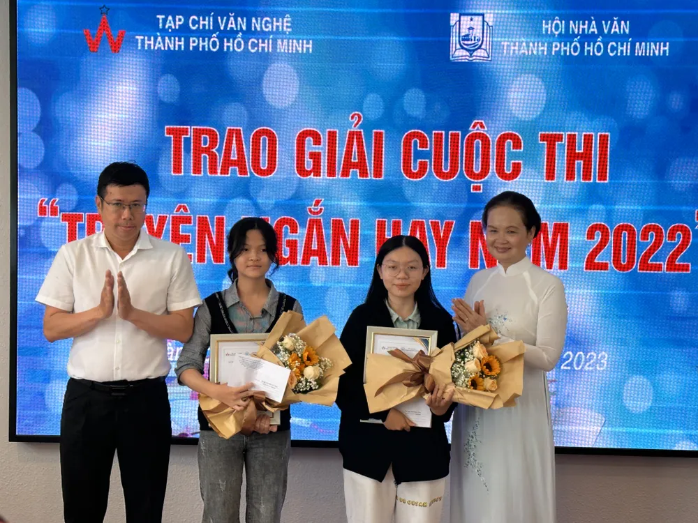 Hai tác giả Dương Gia Hân và Hoàng Yến nhận giải Tác giả trẻ. Cả hai đều đang là học sinh trung học phổ thông Hai tác giả Dương Gia Hân và Hoàng Yến nhận giải Tác giả trẻ. Cả hai đều đang là học sinh trung học phổ thông