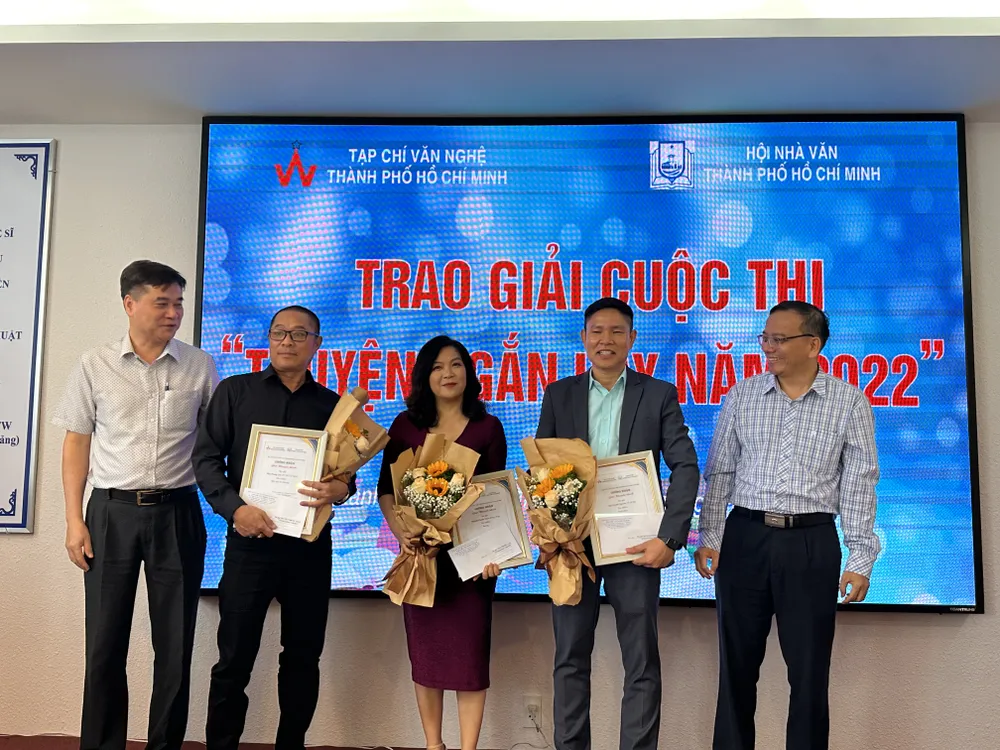 Các tác giả nhận giải khuyến khích. Từ trái qua: Nguyễn Phước Thảo, Đào Phong Lan và Bùi Khánh Nguyên Các tác giả nhận giải khuyến khích. Từ trái qua: Nguyễn Phước Thảo, Đào Phong Lan và Bùi Khánh Nguyên