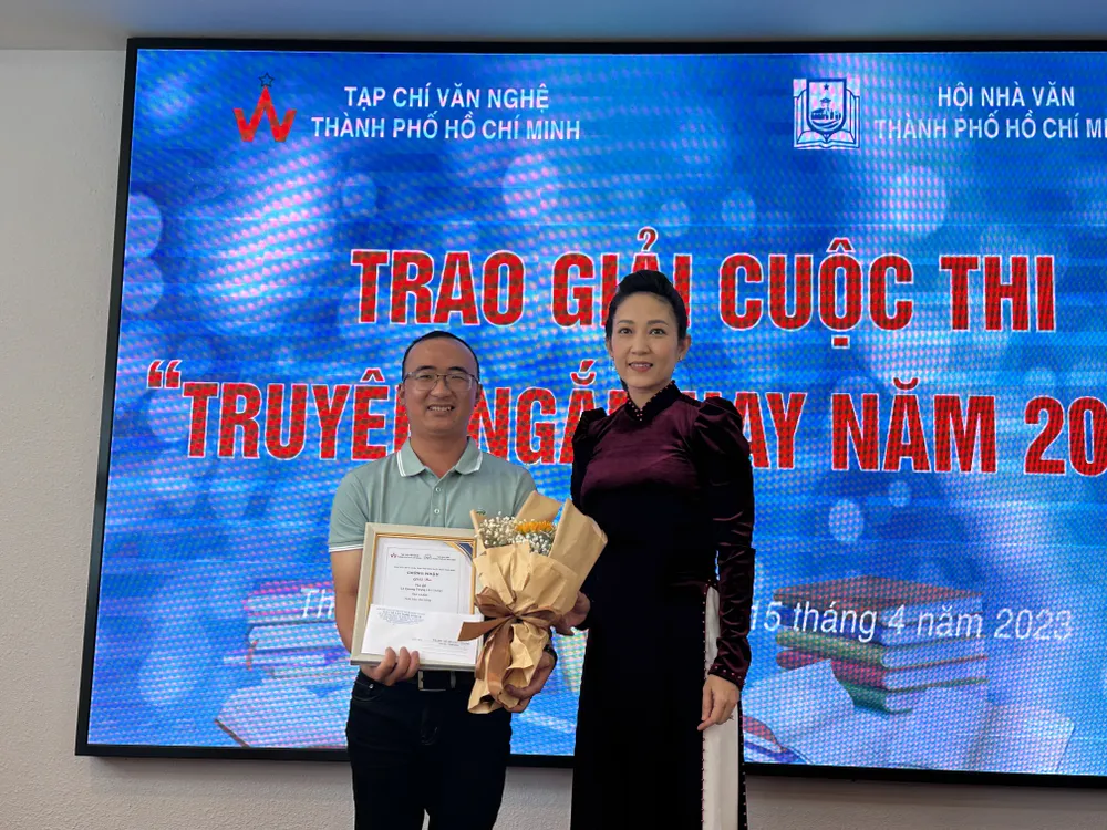 Phó Giám đốc Sở VH-TT TPHCM Nguyễn Thị Thanh Thúy trao giải ba cho nhà văn trẻ Lê Quang Trạng Phó Giám đốc Sở VH-TT TPHCM Nguyễn Thị Thanh Thúy trao giải ba cho nhà văn trẻ Lê Quang Trạng