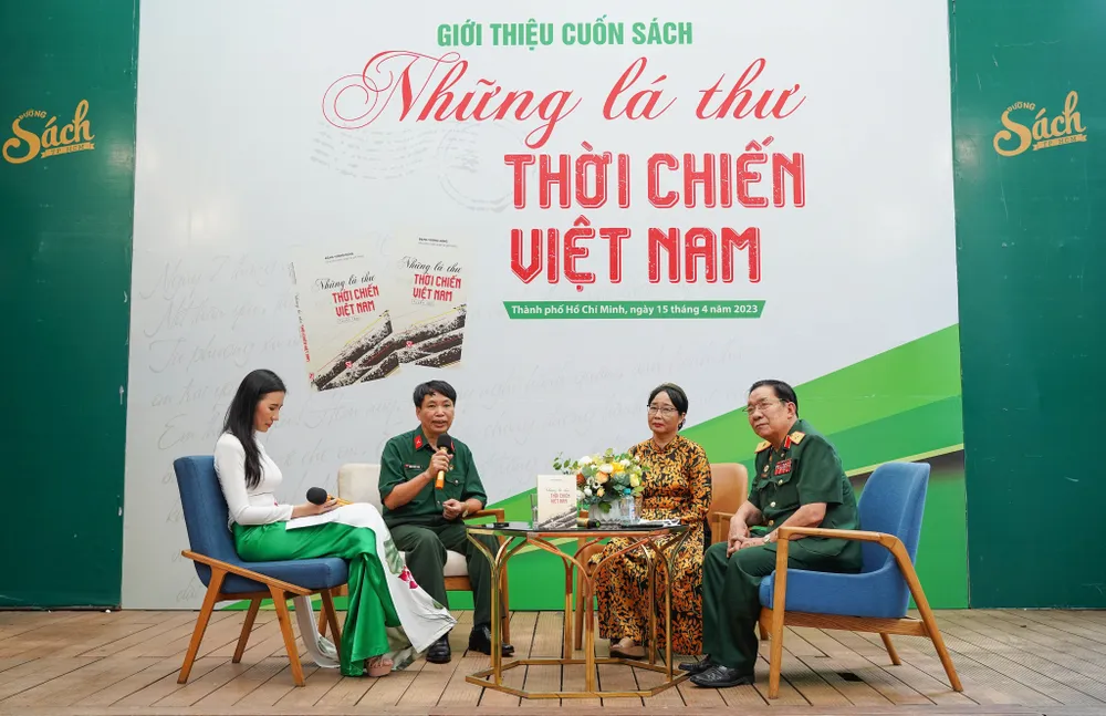 Nhà báo Đặng Vương Hưng (thứ 2 từ trái qua) cùng các khách mời trong chương trình ra mắt sách tại Đường sách TPHCM Nhà báo Đặng Vương Hưng (thứ 2 từ trái qua) cùng các khách mời trong chương trình ra mắt sách tại Đường sách TPHCM