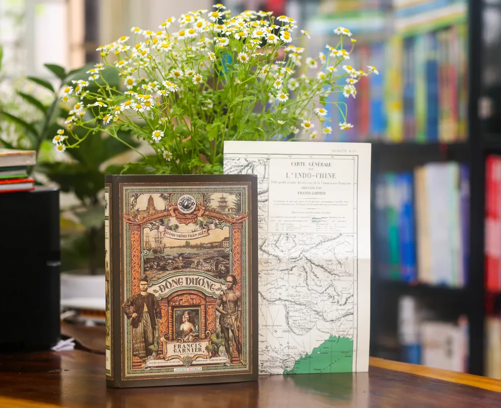 Sách tặng kèm Bản đồ toàn cảnh Đông Dương, theo kết quả khảo sát của đoàn thám hiểm Pháp, được lập bởi Francis Garnier năm 1873, kích thước 40 x 63cm