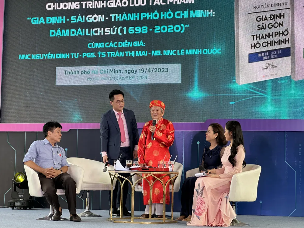 Các khách mời tại chương trình giao lưu. Từ trái qua: nhà thơ Lê Minh Quốc, MC Tấn Tài, nhà nghiên cứu Nguyễn Đình Tư, PGS-TS Trần Thị Mai và MC Lan Nhi