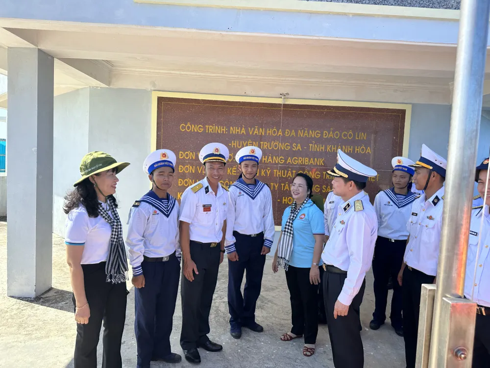 Đồng chí Trần Kim Yến (áo xanh) trò chuyện với các bộ và chiến sĩ trên đảo Cô Lin Đồng chí Trần Kim Yến (áo xanh) trò chuyện với các bộ và chiến sĩ trên đảo Cô Lin
