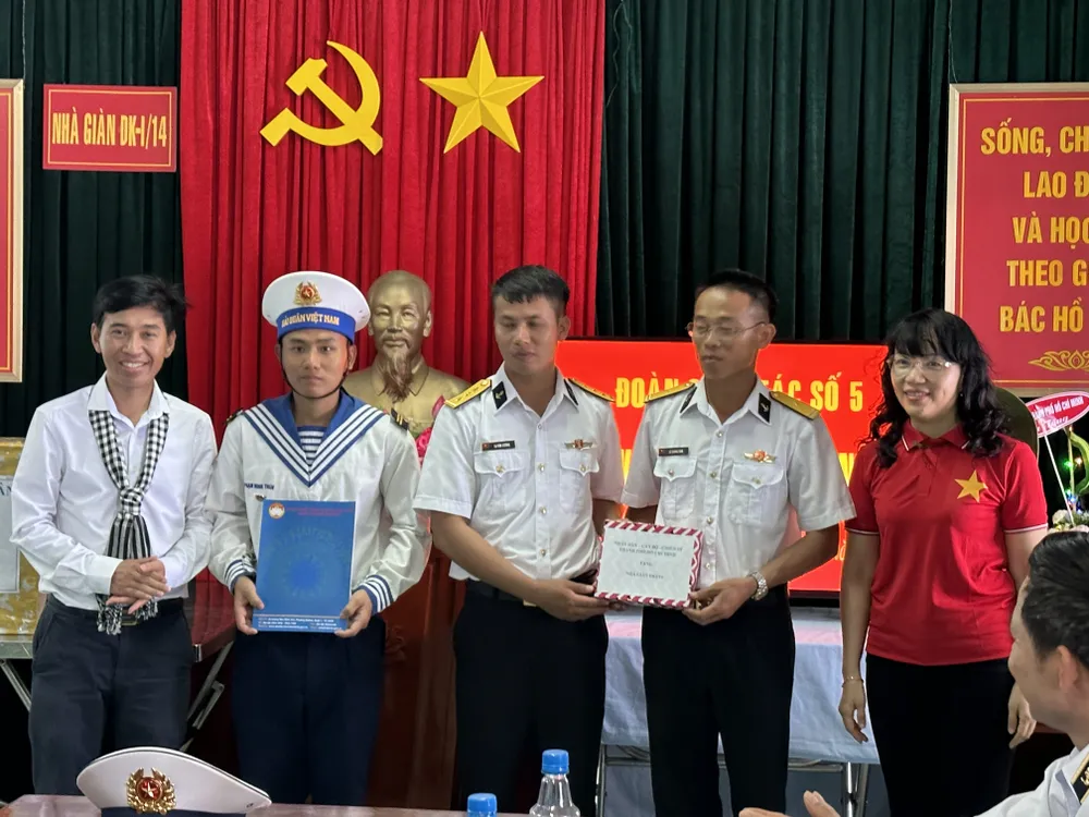 Lãnh đạo TPHCM tặng quà, thăm hỏi, động viên tinh thần công dân TPHCM đang làm nhiệm vụ tại Nhà giàn DK1/14 Lãnh đạo TPHCM tặng quà, thăm hỏi, động viên tinh thần công dân TPHCM đang làm nhiệm vụ tại Nhà giàn DK1/14
