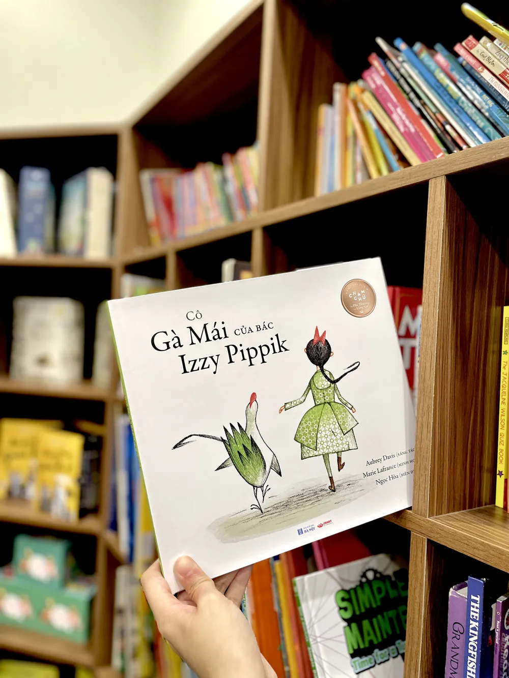 Cùng đạt giải trong cuộc thi "Chạm chữ" là em Phạm Thị Ngọc Hòa, học sinh lớp 9, Trường THCS Hà Huy Tập, TPHCM - người dịch tác phẩm "Cô gà mái của bác Izzy Pippik" Cùng đạt giải trong cuộc thi "Chạm chữ" là em Phạm Thị Ngọc Hòa, học sinh lớp 9, Trường THCS Hà Huy Tập, TPHCM - người dịch tác phẩm "Cô gà mái của bác Izzy Pippik"