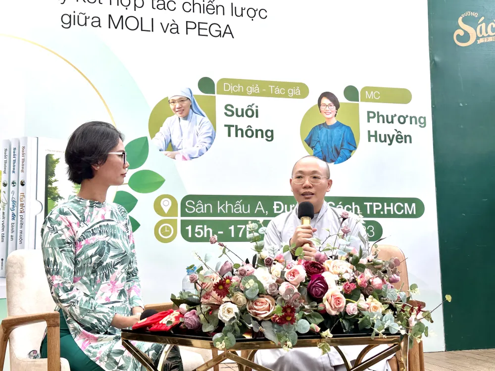 Tác giả Suối Thông tại chương trình ra mắt sách &quot;Làm mới vườn tâm&quot;