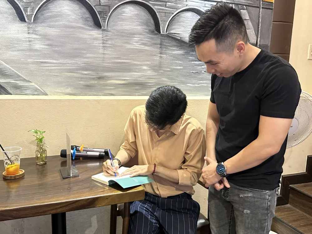 Nhà văn trẻ Huỳnh Trọng Khang ký tặng bạn đọc