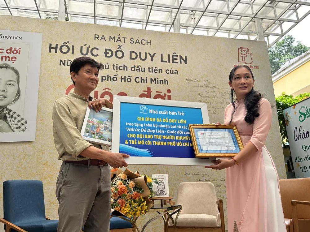 Ông Lê Thái Hỷ, con trai của bà Đỗ Duy Liên thay mặt gia đình trao tặng toàn bộ nhuận bút cho Hội Bảo trợ người khuyết tật và trẻ mồ côi TPHCM