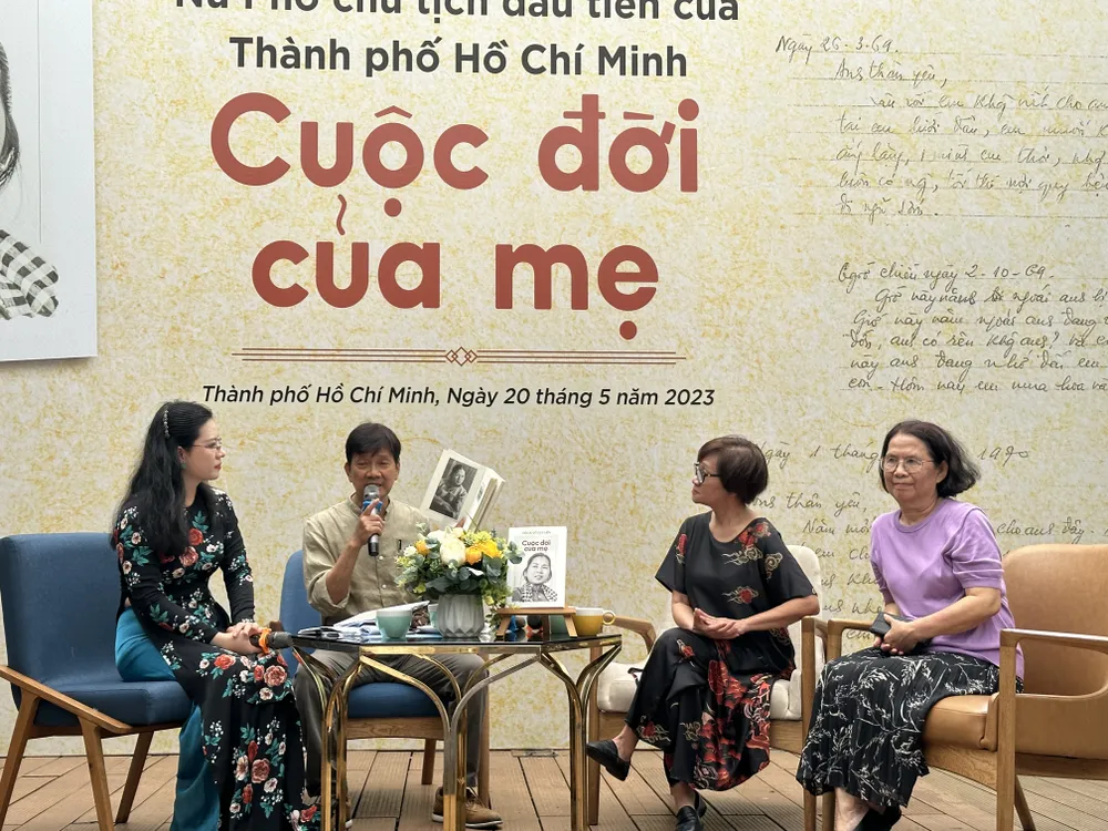 Các khách mời tại chương trình. Từ phải qua: TS Quách Thu Nguyệt, bà Nguyễn Thế Thanh, ông Lê Thái Hỷ và MC Xuân Huy