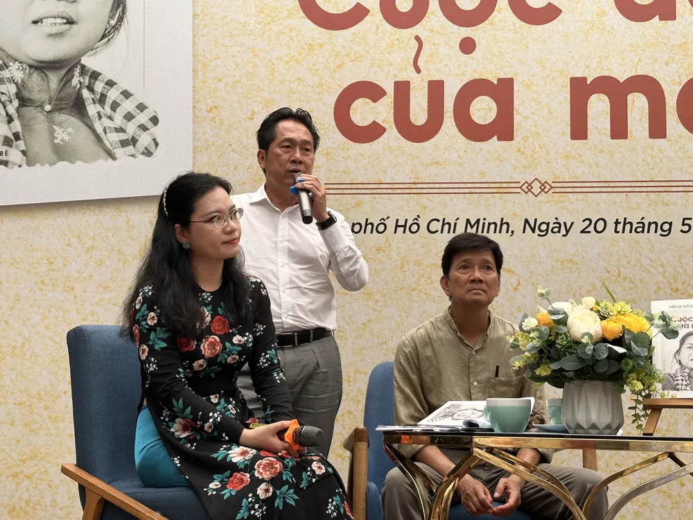 Người con trai thứ ba của bà Đỗ Duy Liên - ông Lê Duy Hiệp (áo trắng) chia sẻ những kỷ niệm về mẹ tại chương trình