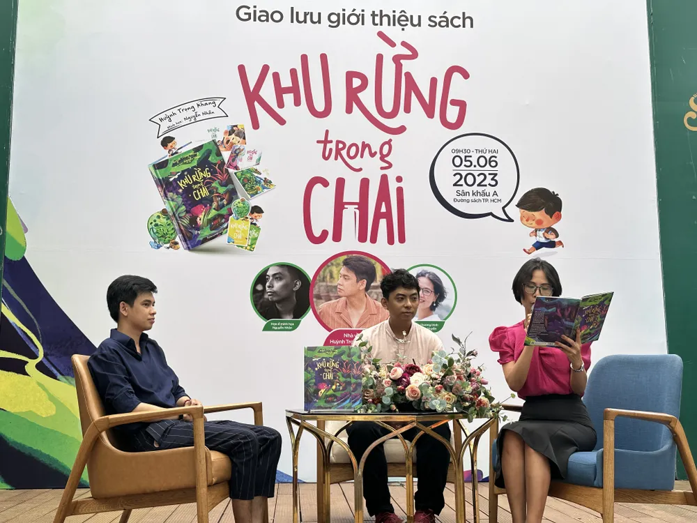 Từ trái qua: tác giả Huỳnh Trọng Khang, họa sĩ trẻ Nguyễn Nhân