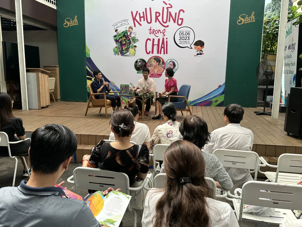 Nhiều độc giả lớn tuổi cũng đến tham dự chương trình ra mắt sách