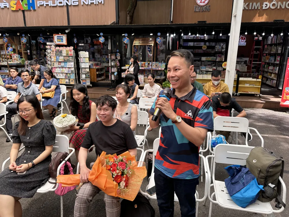 Nhà báo Trung Nghĩa, một trong 10 Đại sứ Văn hóa đọc của TPHCM nhiệm kỳ 2023-2024 cũng đến tham dự và chia sẻ với các tác giả