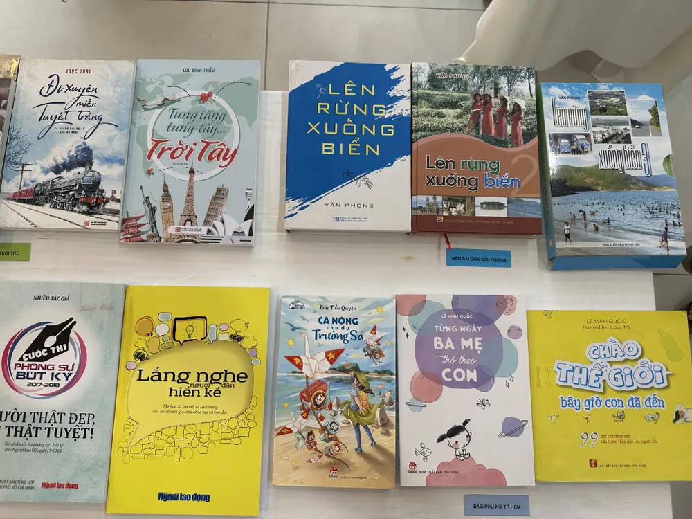 Các ấn phẩm của phóng viên, nhà báo và các cơ quan báo chí gửi về tham gia tuần lễ