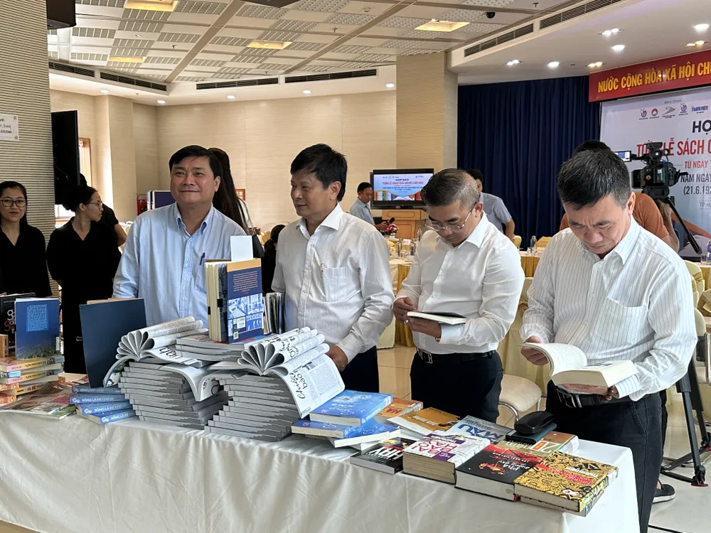 Các thành viên trong BTC xem qua một số ấn phẩm gửi về tham gia tuần lễ