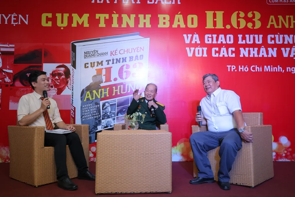 Đại tá Nguyễn Văn Tàu (Tư Cang) và tác giả Nguyễn Quang Chánh (ngoài cùng bên phải) tại chương trình ra mắt sách. Ảnh: DŨNG PHƯƠNG