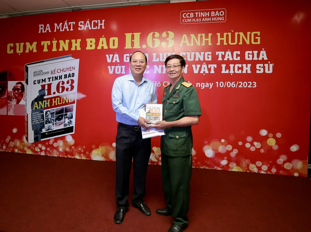 Đồng chí Nguyễn Hồ Hải, Phó Bí thư Thành ủy TPHCM chụp ảnh cùng Thượng tá Đinh Tiến Bộ - Phó Ban liên lạc Lữ đoàn 316 Biệt động Đặc công Sài Gòn - Gia Định. Ảnh: DŨNG PHƯƠNG