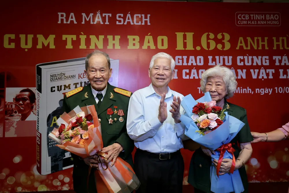 Nguyên Chủ tịch nước Nguyễn Minh Triết tặng hoa cho Đại tá Nguyễn Văn Tàu và Thượng úy Nguyễn Thị Mỹ Nhung (tức Tám Thảo). Ảnh: DŨNG PHƯƠNG