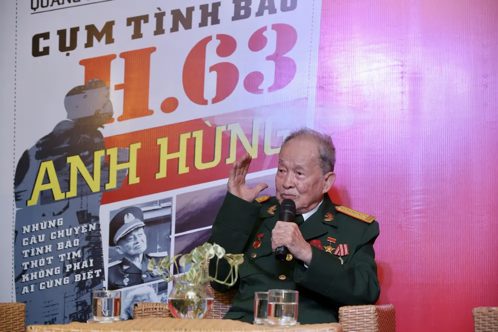 Đại tá Nguyễn Văn Tàu (Tư Cang), nguyên Cụm trưởng H.63 là người đóng vai trò quan trọng trong cuốn sách &quot;Kể chuyện Cụm Tình báo H.63 anh hùng&quot;. Ảnh: DŨNG PHƯƠNG